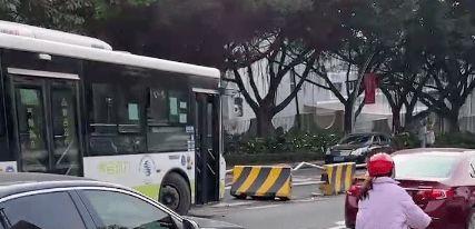 公交车爆料视频,揭秘城市交通一线的温馨瞬间  第1张